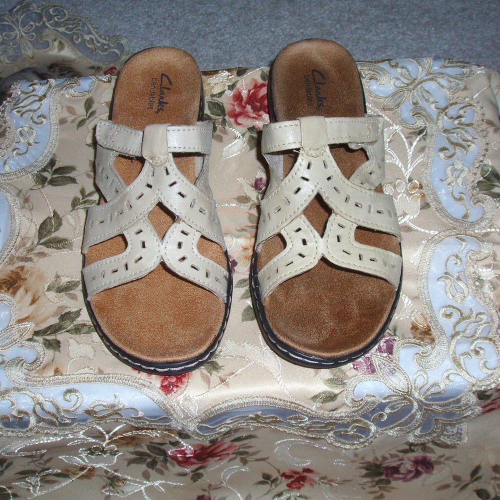 Clark's Creme Color Bendables Slide Sandals - Size 9